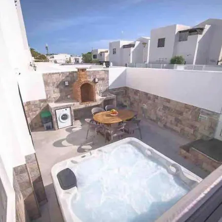 Renata With Private Heated Pool And Hot Tub Puerto del Carmen (Lanzarote)