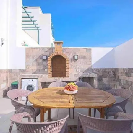 Villa Renata With Private Heated Pool And Hot Tub Puerto del Carmen (Lanzarote)